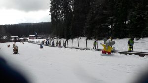 Bei gutem Wetter und sehr engagierten und netten Schilehrer*innen konnten manche Kinder ihr Können festigen. Andere standen das erste Mal auf den Skiern und waren stolz, als sie schon die Schneemannpiste runter flitzten. Bravo!